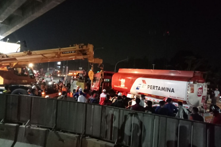 Proses evakuasi dilakukan dengan mengangkat truk, lalu dilanjutkan dengan menyiram bagian bawah serta tangki untuk menghindari adanya percikan api.
