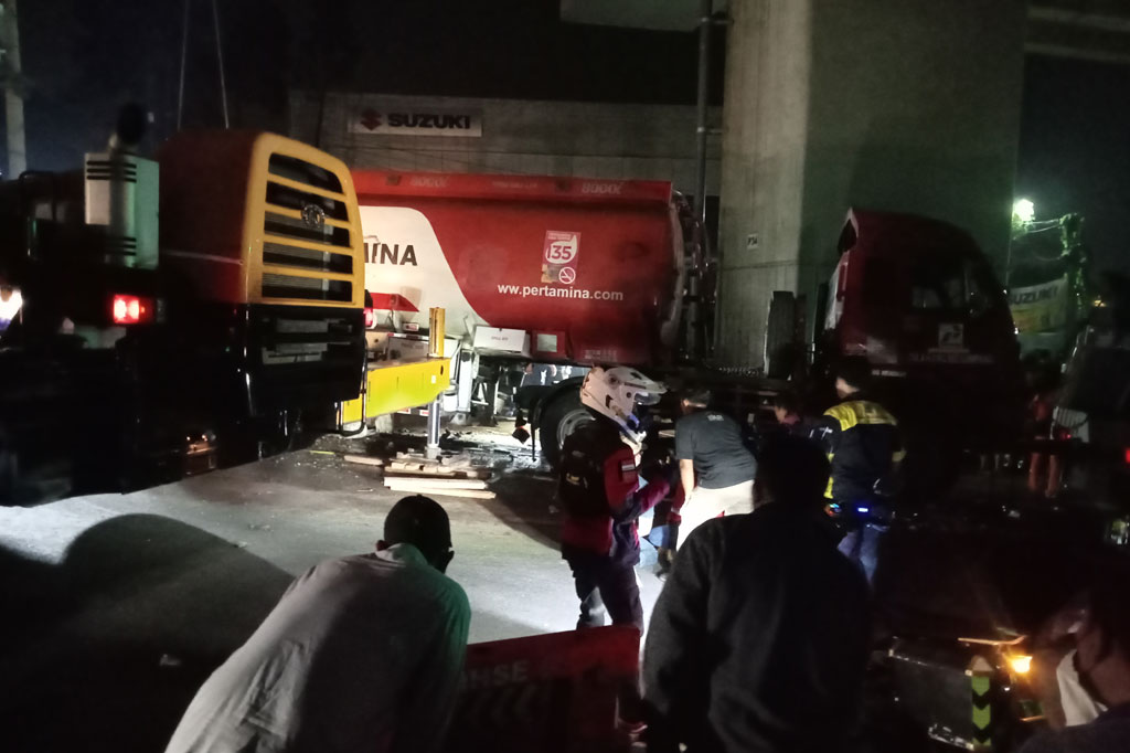 Setelah itu, petugas menggeser kendaraan dan akhirnya truk tangki dapat dievakuasi.