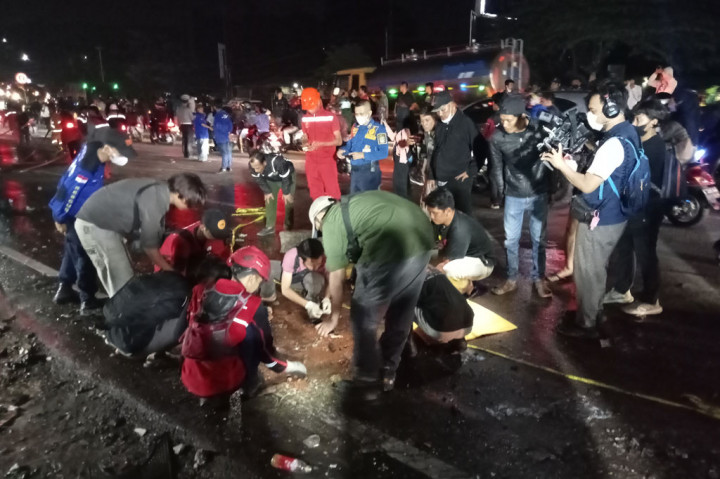 Setelah truk itu berpindah tempat dari lokasi semula, terlihat sejumlah petugas mengambil sejumlah barang dari bagian kolong di lokasi awal.