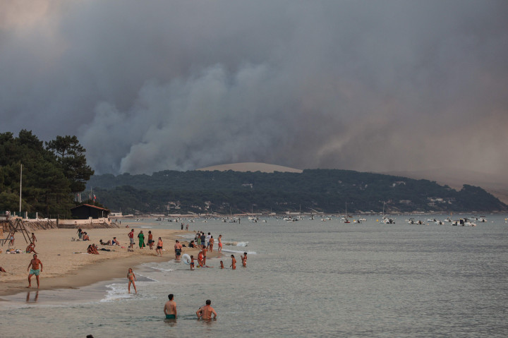 Sementara itu, petugas pemadam kebakaran berjuang untuk memadamkan api di pantai Atlantik barat Bordeaux, di sekitar Dune de Pilat.