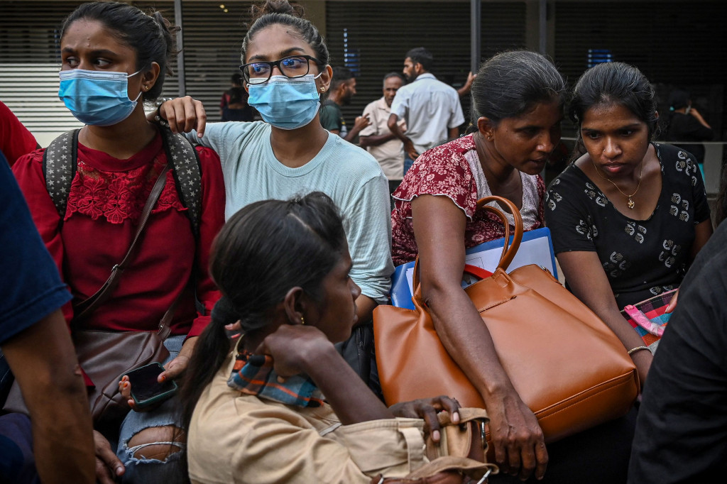 Ratusan petugas keimigrasian bahkan dilaporkan mengalami kelelahan luar biasa guna memenuhi permintaan paspor. 