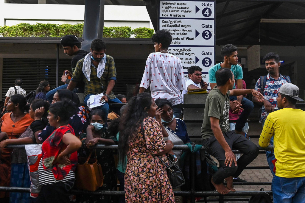Diperkirakan ada lebih dari 3.000 orang antre membuat paspor di Departemen Imigrasi dan Emigrasi Sri Lanka dalam sehari. 