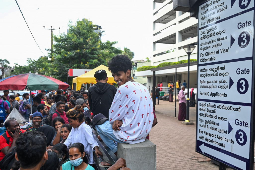 Ribuan orang itu antre berjam-jam bahkan sebagian menginap di sekitar gedung imigrasi demi mendapatkan paspor yang akan digunakan untuk pergi dari negaranya.