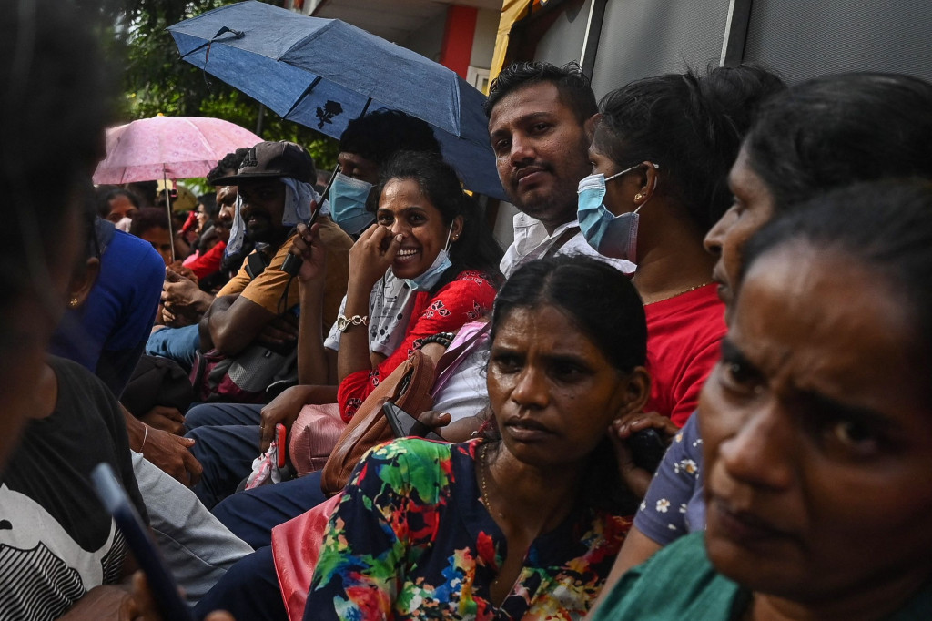 Sementara itu, Penjabat Presiden Sri Lanka Ranil Wickremesinghe telah mengumumkan keadaan darurat, menurut pernyataan resmi pemerintah setempat pada Minggu, 17 Juli 2022, malam.
