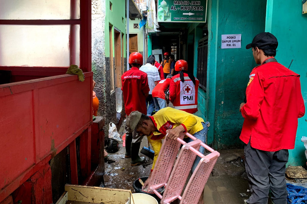 Ia mengatakan, pihaknya telah membersihkan material banjir di semua rumah warga yang tersebar di 100 desa dan kelurahan yang berada di Kecamatan Banjarwangi, Banyuresmi, Bayongbong, Cibatu, Cigedug, Cikajang, Cilawu, Garut Kota, Karangpawitan, Pasirwangi, Samarang, Singajaya, Tarogong Kaler, dan Tarogong Kidul.