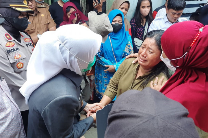Wakil Wali Kota Palembang Fitrianti Agustinda mendatangi korban kebakaran di Jalan Sultan Agung Lorong Batu Ampar Kelurahan 1 Ilir Kecamatan IT 2, Palembang.

