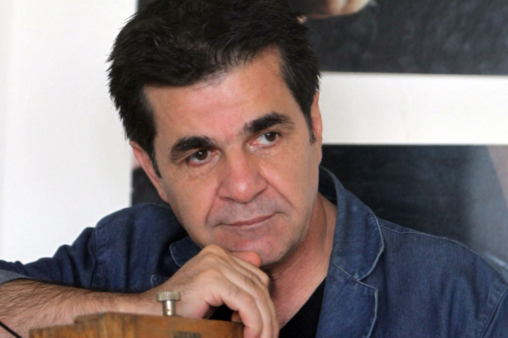 Film-maker Iran yang ditangkap pekan lalu di Teheran, Jafar Panahi, harus menjalani hukuman enam tahun penjara yang sebelumnya dijatuhkan kepadanya pada 2010. Hal itu diumumkan otoritas kehakiman, Selasa, 19 Juli 2022.