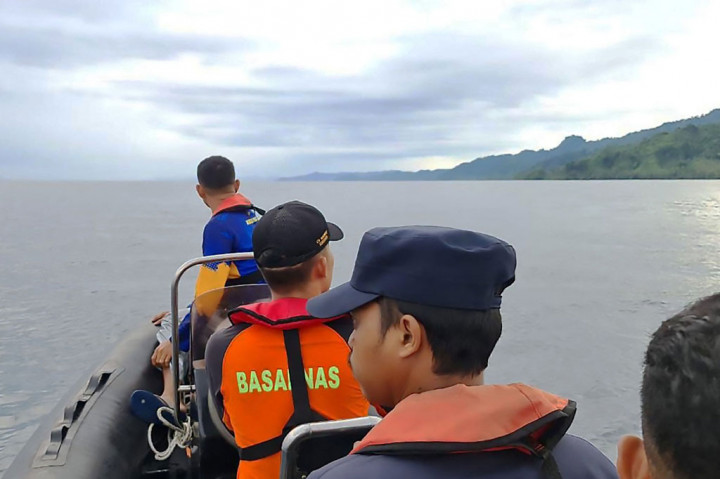 Tim SAR gabungan dari Basarnas, TNI/Polri kembali melanjutkan operasi hari kedua pencarian terhadap 13 korban penumpang kapal motor KM Cahaya Arafah yang dinyatakan hilang.