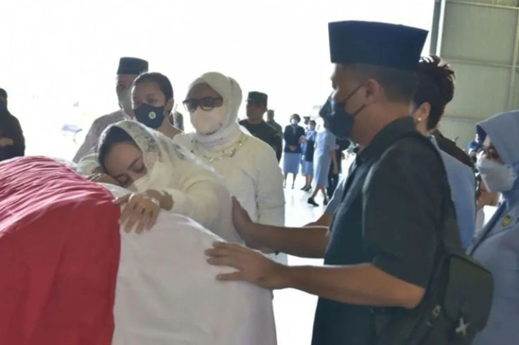 Jenazah Lettu Pnb Allan disemayamkan di hanggar kesatuan tugasnya semasa hidup setelah berhasil dievakuasi dari lokasi jatuhnya pesawat latih tempur T-50i Golden Eagle yang berupa area perbukitan dan hutan.