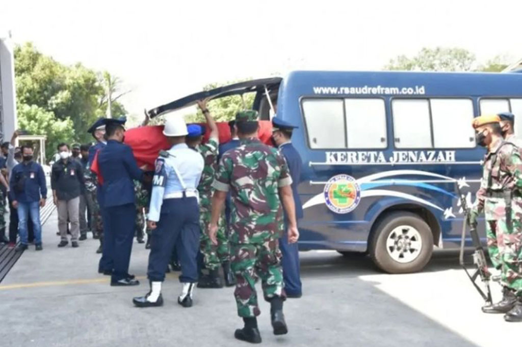 Jenazah perwira tersebut kemudian akan diterbangkan ke Bekasi untuk dimakamkan setelah dilepas dengan upacara kemiliteran yang dipimpin Komandan Lanud Iswahjudi Marsma M. Untung Suropati.