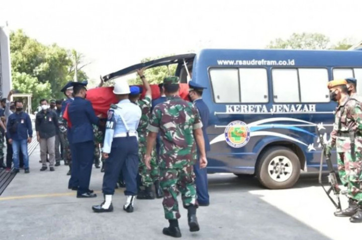 Jenazah perwira tersebut kemudian akan diterbangkan ke Bekasi untuk dimakamkan setelah dilepas dengan upacara kemiliteran yang dipimpin Komandan Lanud Iswahjudi Marsma M. Untung Suropati.