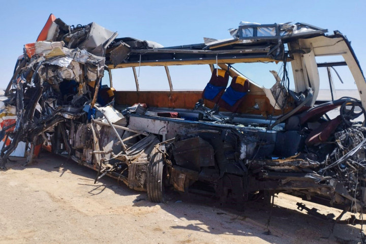Sedikitnya 25 orang meninggal dan lebih dari 35 lainnya terluka setelah bus yang mereka tumpangi menabrak truk yang diparkir di dekat Desa al-Barsha, di Provinsi al-Minya, Mesir, Selasa, 19 Juli 2022.