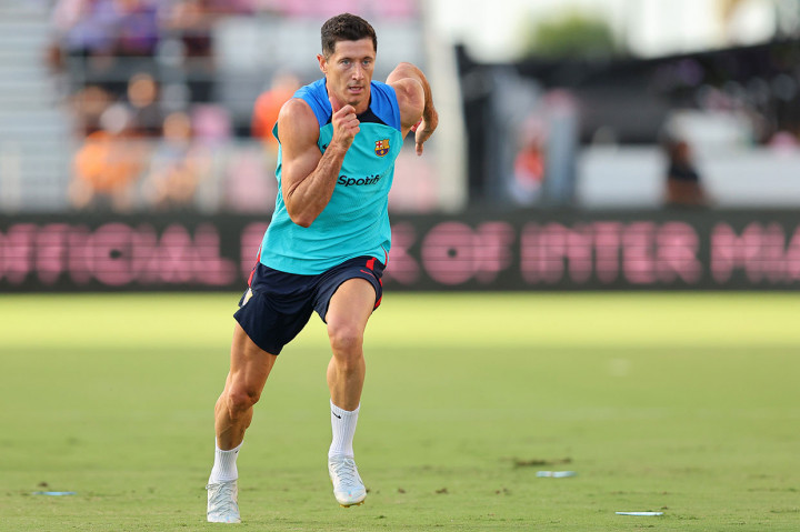 Pemain baru Barcelona, Robert Lewandowski melakukan pemanasan sebelum pertandingan persahabatan pramusim melawan Inter Miami CF di DRV PNK Stadium pada 19 Juli 2022 di Fort Lauderdale, Florida.