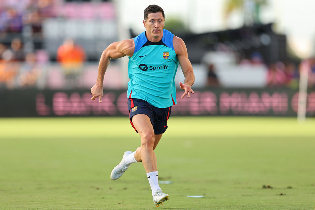 Bomber asal Polandia, Robert Lewandowski bergabung dengan Barcelona dari Bayern Muenchen dalam kesepakatan 50 juta euro hingga 2027 mendatang.