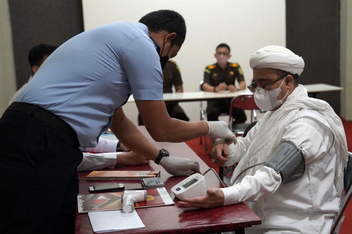 Muhammad Rizieq Shihab juga menjalani pemeriksaan tekanan darah.