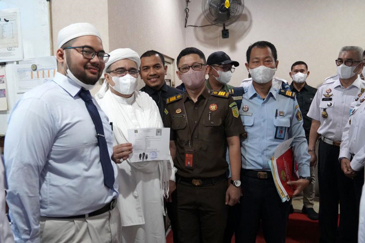Rika Aprianti menyebutkan, Rizieq telah memenuhi syarat administratif dan substantif untuk mendapatkan hak remisi dan integrasi sesuai dengan Peraturan Menteri Hukum dan Hak Asasi Manusia RI Nomor 7 Tahun 2022 tentang Perubahan Kedua Atas Peraturan Menteri Hukum dan Hak Asasi Manusia Nomor 3 Tahun 2018 tentang Syarat dan Tata Cara Pemberian Remisi, Asimilasi, Cuti Mengunjungi Keluarga, Pembebasan Bersyarat, Cuti Menjelang Bebas, dan Cuti Bersyarat (Lembaran Negara Republik Indonesia Tahun 2022 Nomor 117).