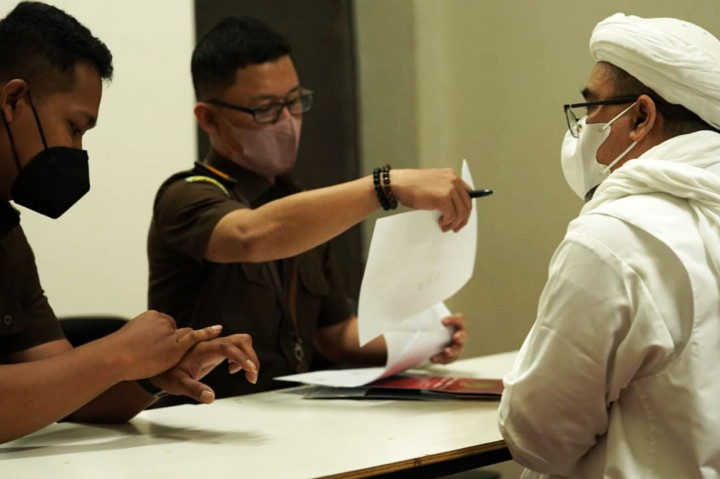 Muhammad Rizieq Shihab menjalani proses administrasi pembebasan bersyarat.