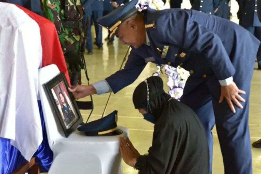 Pilot pesawat T-50i Golden Eagle yang gugur akibat jatuhnya pesawat bernomor TT 5009 di Desa Nginggil, Kabupaten Blora, Jateng, Lettu Pnb Allan Safitra Indra Wahyudi, disemayamkan di Skadron Udara 15 Lanud Iswahjudi Magetan, Jatim, Selasa, 19 Juli 2022.