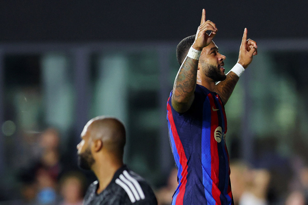 Giliran Depay mencatatkan namanya di papan skor pada menit ke-69 lewat tembakan ke sudut kanan gawang lawan usai menerima umpan mendatar Jordi Alba.