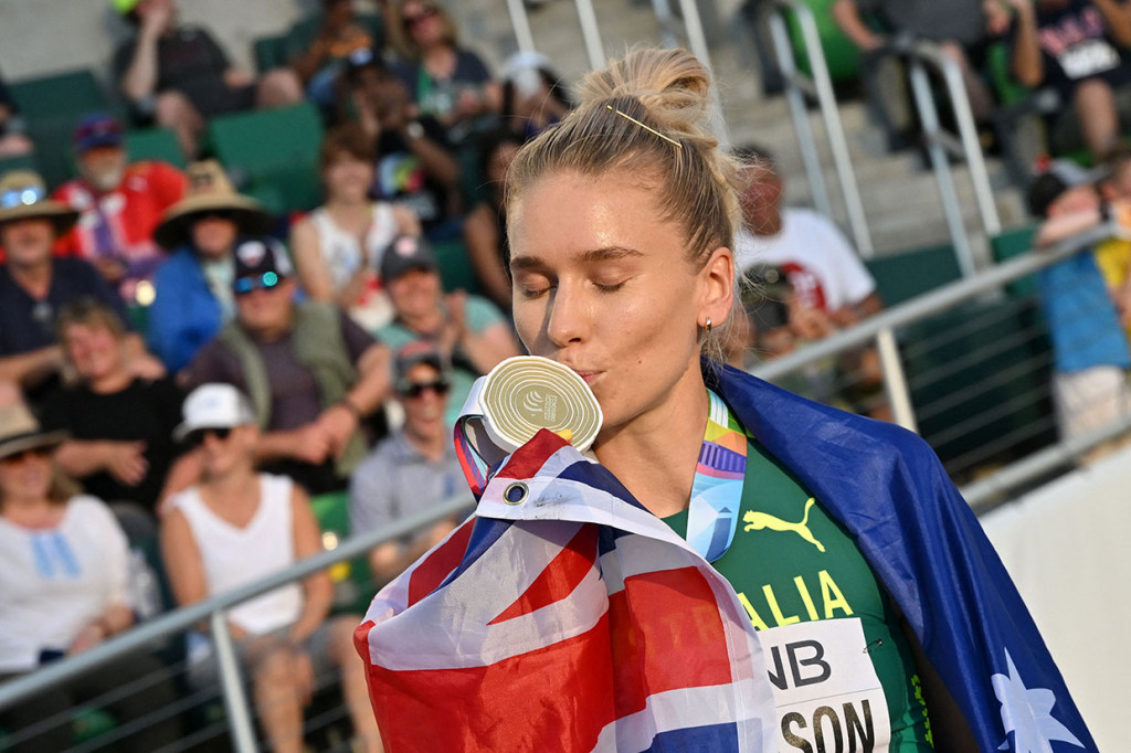 Patterson menang setelah melewati mistar dengan rekor baru Australia setinggi 2,02m di Hayward Field.