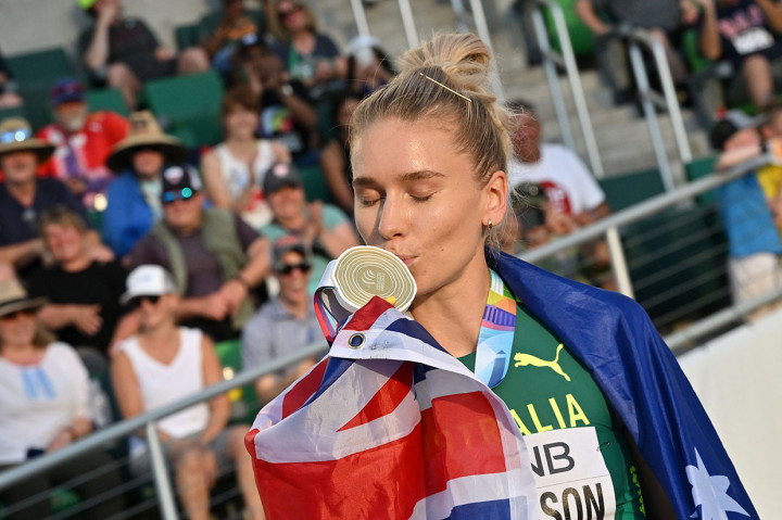 Patterson menang setelah melewati mistar dengan rekor baru Australia setinggi 2,02m di Hayward Field.