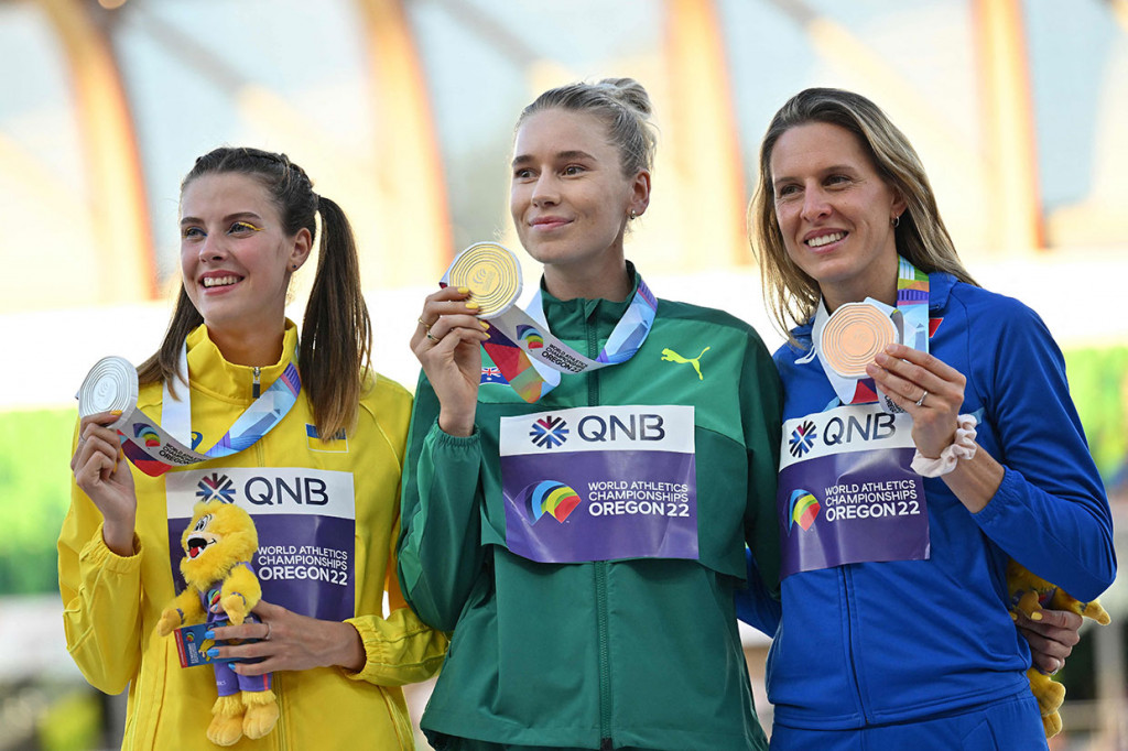 Yaroslava Mahuchikh dari Ukraina - peraih medali emas di Kejuaraan Dunia Indoor tahun ini - meraih perak setelah duel sengit dengan Patterson. Atlet Italia Elena Vallortigara meraih perunggu dengan lompatan 2,00m.