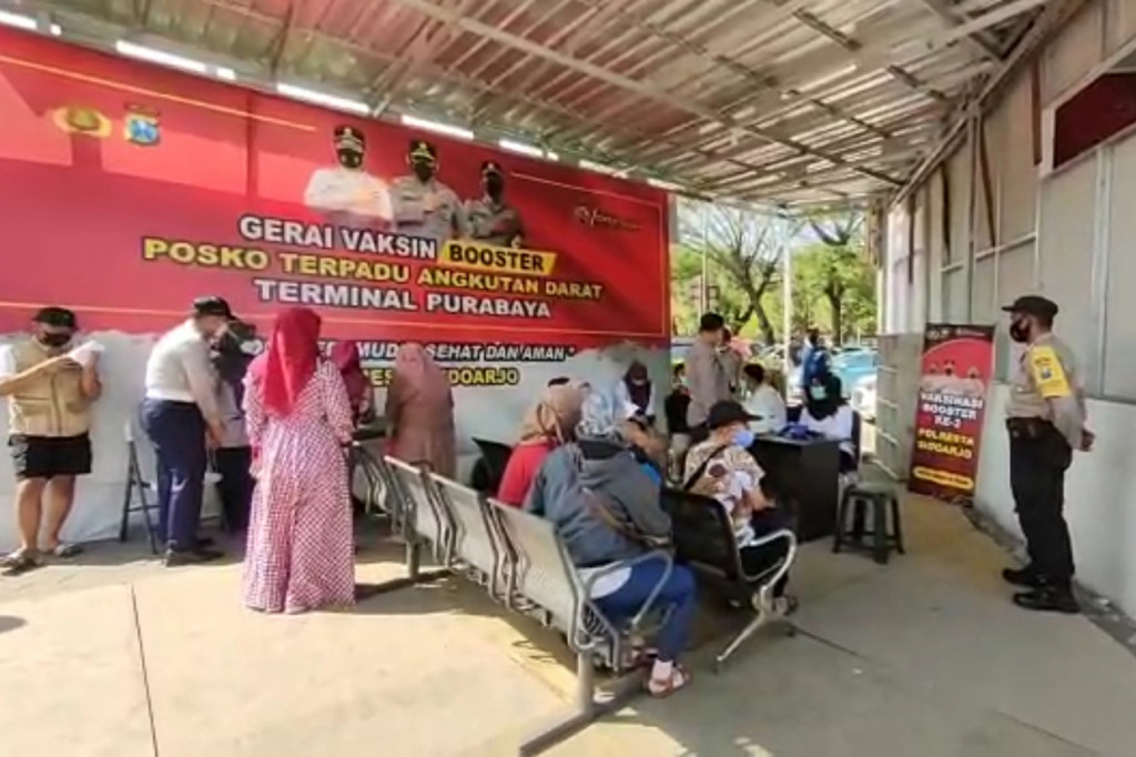 Ratusan pedagang dan pemilik kios di Terminal Bus Purabaya Kabupaten Sidoarjo ramai-ramai mengikuti vaksin booster, Rabu, 20 Juli 2022.
