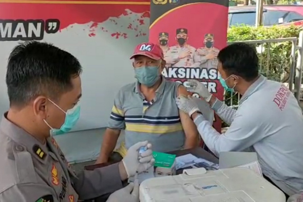 Di Terminal Purabaya sendiri tercatat ada 325 kios dan pedagang. Pada hari pertama pemberlakuan aturan baru tersebut, sedikitnya 100 pedagang sudah berdatangan melakukan vaksinasi.