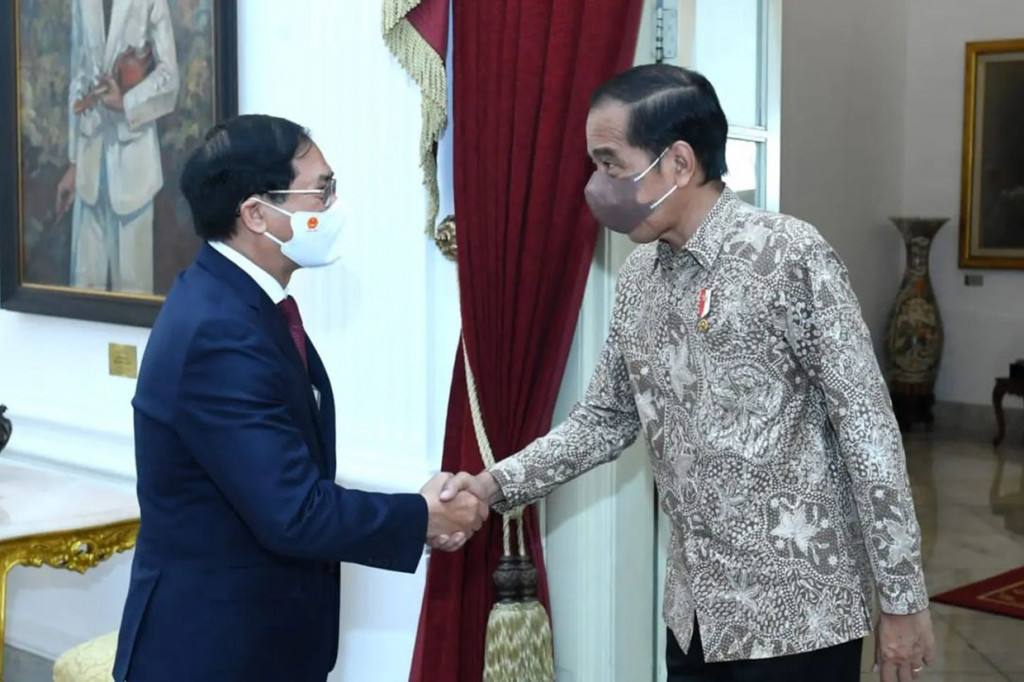 Presiden Joko Widodo menerima kunjungan kehormatan Menteri Luar Negeri (Menlu) Vietnam, Bui Thanh Son, dan delegasi di Istana Merdeka, Jakarta, pada Rabu, 20 Juli 2022. 