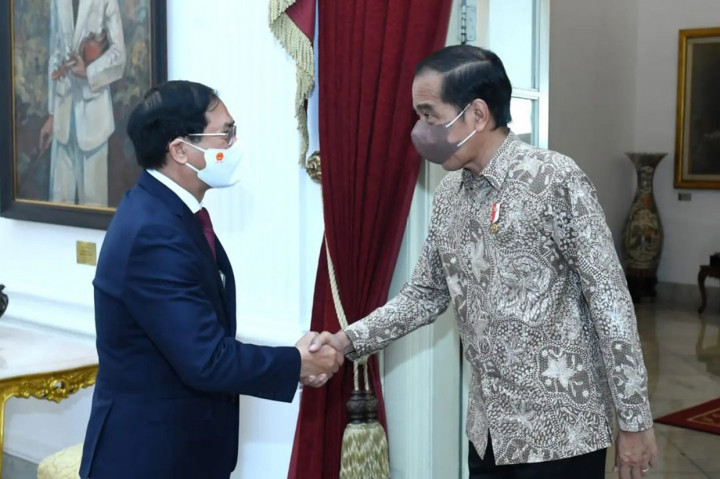 Presiden Joko Widodo menerima kunjungan kehormatan Menteri Luar Negeri (Menlu) Vietnam, Bui Thanh Son, dan delegasi di Istana Merdeka, Jakarta, pada Rabu, 20 Juli 2022. 