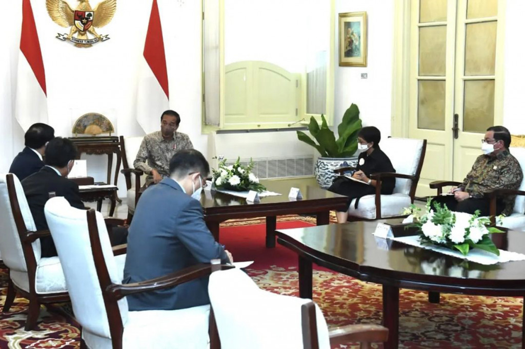 Dalam pertemuan tersebut, Presiden Jokowi memberikan tiga arahan kepada Menlu Indonesia Retno Marsudi yang akan melakukan pertemuan komisi bersama dengan Menlu Vietnam.