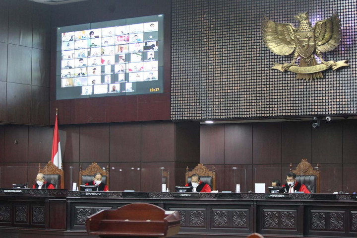 Ketua Hakim Konstitusi Anwar Usman (kanan) didampingi Hakim Konstitusi Aswanto (kedua kanan), Hakim Konstitusi Suhartoyo (kedua kiri) dan Hakim Konstitusi Wahyuddin Adams membacakan pengucapan amar putusan tentang uji materi Undang-Undang Nomor 35 Tahun 2009 tentang Narkotika dan uji formil Undang-Undang Nomor 3 Tahun 2022 tentang Ibu Kota Negara di gedung Mahkamah Konstitusi (MK), di Jakarta, Rabu, 20 Juli 2022.