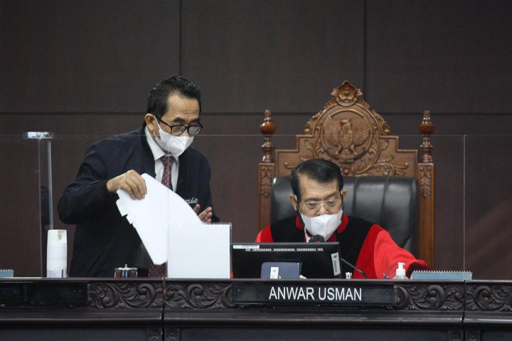 Mahkamah Konstitusi menyampaikan pihaknya tidak bisa membenarkan keinginan para pemohon, salah satunya yakni Ibu Santi, terkait penggunaan Narkotika Golongan I untuk pelayanan kesehatan atau terapi. Dengan alasan, golongan narkotika tersebut berpotensi tinggi mengakibatkan ketergantungan.