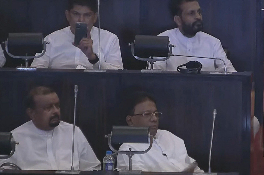 Perolehan suara Wickremesinghe itu jauh di atas perolehan suara dua kandidat lainnya. Mantan Menteri Pendidikan Dullas Alahapperuma yang didukung oposisi utama mendapatkan 82 suara, sedangkan pemimpin sayap kiri Anura Dissanayake hanya mendapatkan tiga suara dukungan saja.