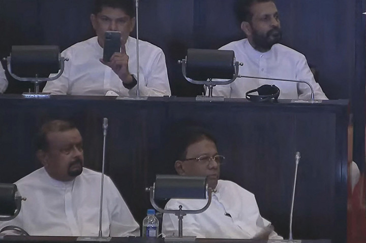 Perolehan suara Wickremesinghe itu jauh di atas perolehan suara dua kandidat lainnya. Mantan Menteri Pendidikan Dullas Alahapperuma yang didukung oposisi utama mendapatkan 82 suara, sedangkan pemimpin sayap kiri Anura Dissanayake hanya mendapatkan tiga suara dukungan saja.