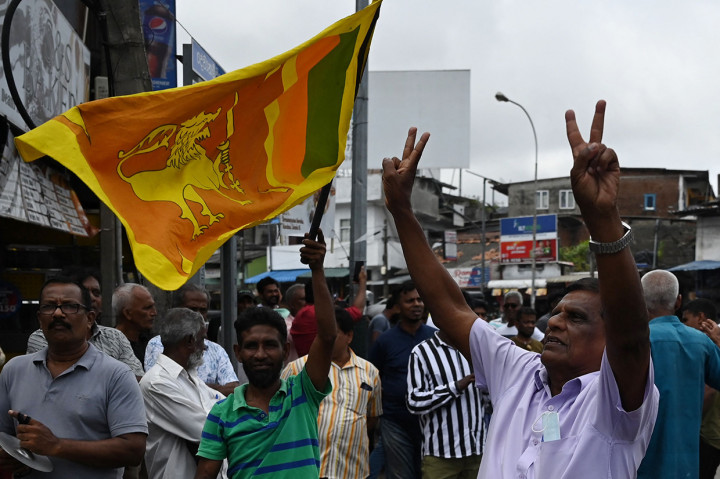 Pendukung Presiden Sri Lanka yang baru terpilih Ranil Wikeramasinghe melakukan perayaan di Kolombo usai pemungutan suara presiden pada 20 Juli 2022. Dengan kemenangan ini, Wickremesinghe bakal menjalankan tugas sebagai pemimpin Sri Lanka sampai pada 2024.