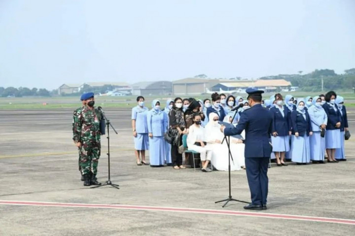 Setelah diterbangkan dari Lanud Iswahjudi ke Lanud Halim Perdanakusuma Jakarta, jenazah almarhum diterima dalam upacara penyambutan yang dipimpin oleh Komandan Lanud Halim Perdanakusuma Jakarta, Marsma TNI Bambang Gunarto, Selasa, 19 Juli 2022.