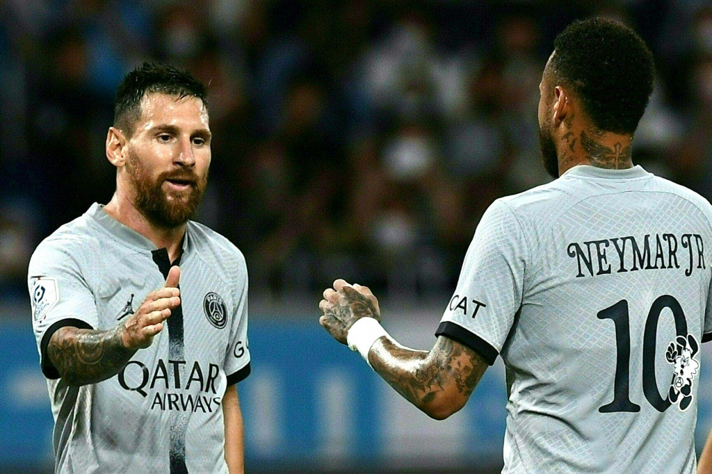 Lionel Messi melakukan selebrasi usai mencetak gol ke gawang Kawasaki Frontale dalam laga uji coba pramusim di Japan National Stadium, Jepang pada Rabu, 20 Juli 2022.