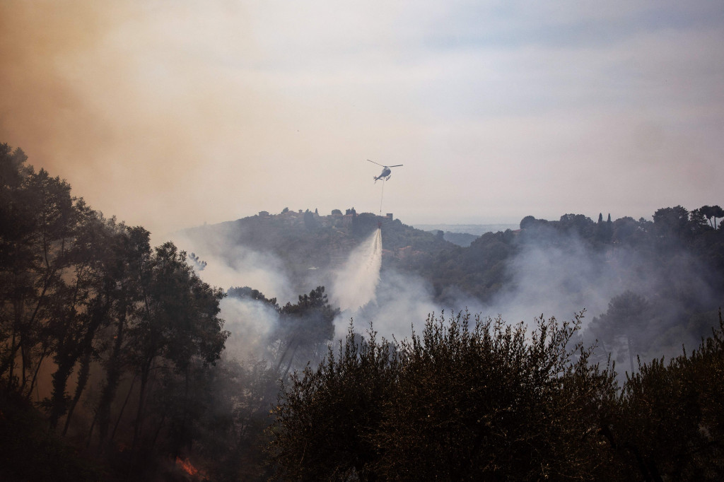 Pemadam kebakaran di Tuscany, Italia juga tengah sibuk memerangi kebakaran hutan pada Rabu, 20 Juli 2022.