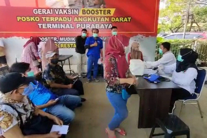 Ratusan pedagang dan pemilik kios di Terminal Bus Purabaya Kabupaten Sidoarjo ramai-ramai mengikuti vaksin booster, Rabu, 20 Juli 2022.
