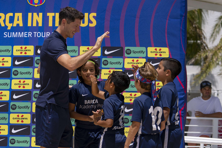 Pada kesempatan itu, Lewandowski juga melakukan ramah tamah dengan sejumlah pemain Barca Academy.