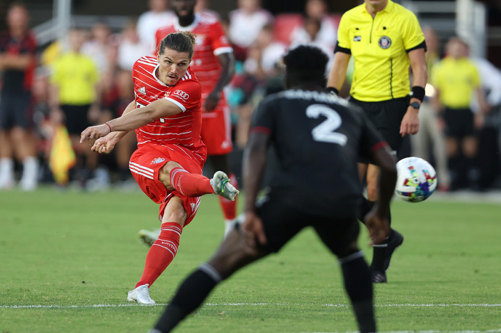 Keunggulan Bayern bertambah jadi 2-0 di menit ke-12 setelah Marcel Sabitzer dari luar kotak penalti menembak bola umpan Gnabry.