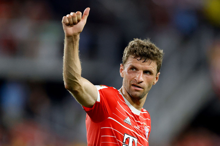 Thomas Mueller memantapkan kemenangan Bayern jadi 6-2 pada menit ke-92.