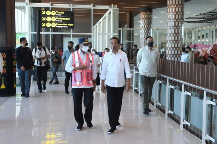 Saat ini, landasan pacu Bandara Komodo memiliki panjang 2.650 meter. Namun, Presiden meminta agar landasan pacu dapat diperpanjang lagi sehingga pesawat-pesawat dengan penerbangan langsung dari mancanegara bisa mendarat di Labuan Bajo.