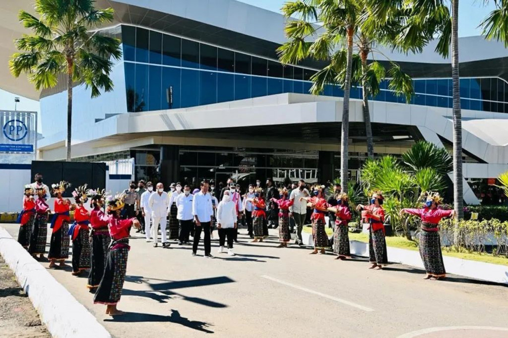 Dengan harapan tersebut, Presiden menegaskan pentingnya melakukan peningkatan fasilitas yang ada di wilayah Labuan Bajo, seperti perpanjangan landasan pacu (runway) dan perluasan terminal penumpang di Bandara Komodo. Presiden menuturkan bahwa perluasan tersebut harus terus dilakukan mengikuti jumlah wisatawan yang terus meningkat.