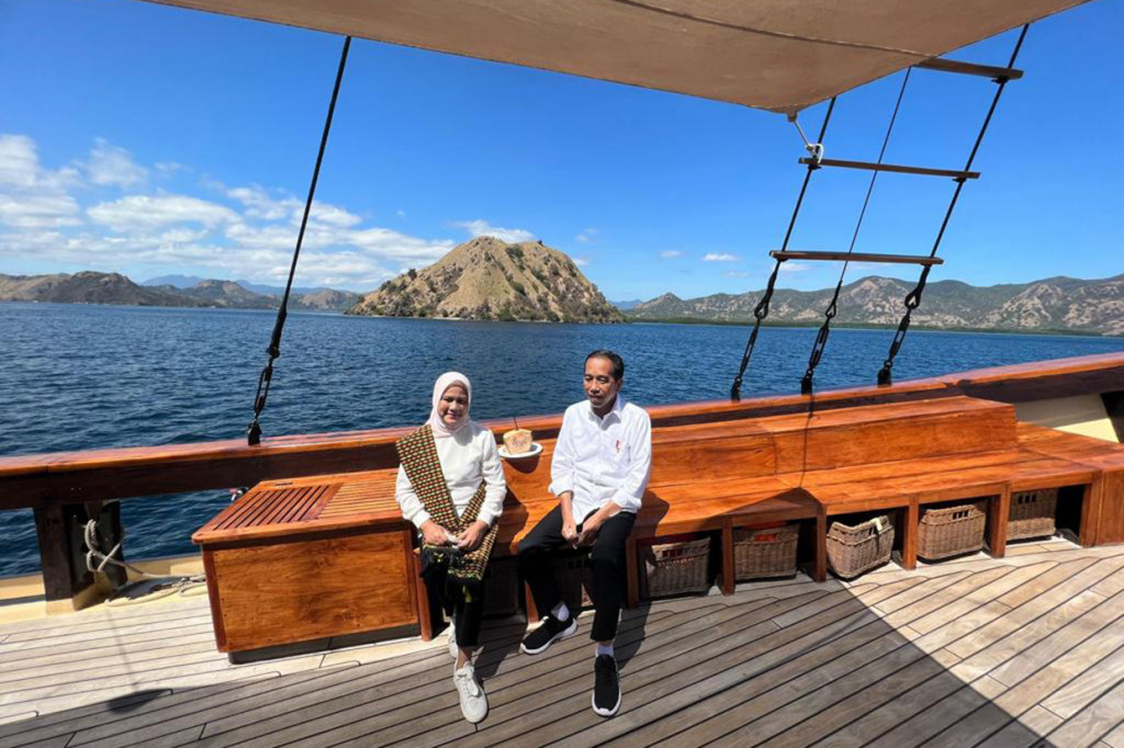 Selama perjalanan, menyempatkan diri berfoto-foto bersama sang istri.