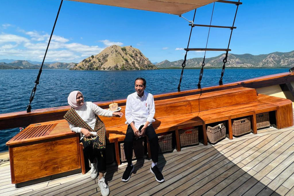 Keduanya tampak menikmati perjalanan ditemani pemandangan laut dengan latar bukit-bukit yang indah.