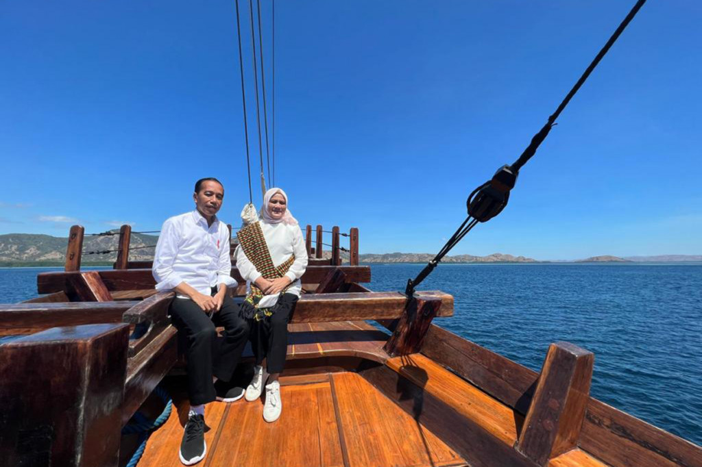 Perjalanan menuju Pulau Rinca tersebut ditempuh dengan menggunakan kapal pinisi selama lebih kurang 2 jam 30 menit.