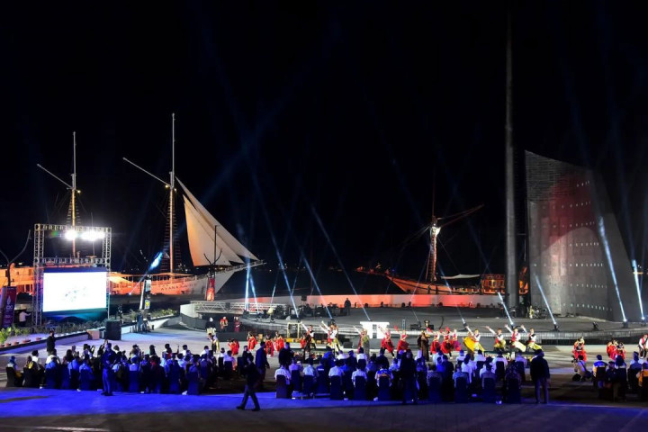 “Pertama, ramah terhadap wisatawan. Ini penting sekali, setuju? Yang kedua, jangan buang sampah sembarangan karena sekarang Labuan Bajo sudah bersih dan sudah cantik. Jangan membuang sampah sembarangan,” ucap Jokowi.  