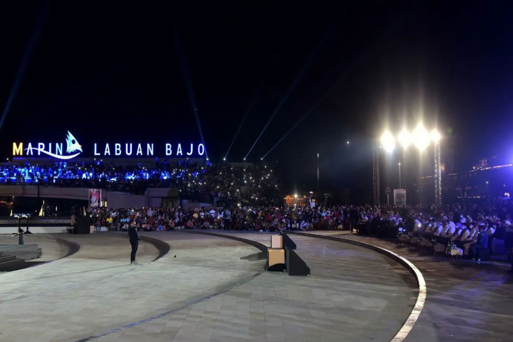 “Setiap bulan kerja bakti bersih-bersih agar kawasan ini terus terpelihara dengan baik dan makin cantik dari hari ke hari. Karena kita ini masih memiliki pekerjaan membangun jalan, memperlebar jalan agar tujuan akhir dari penataan seluruh kawasan yang ada adalah kesejahteraan masyarakat di NTT, khususnya di Manggarai Barat, lebih khusus di Labuan Bajo,” tutur Presiden.